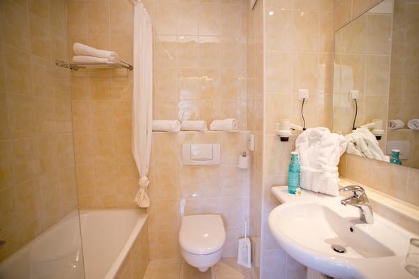 Hotel Gruener Baum كاوفبويرن المظهر الخارجي الصورة